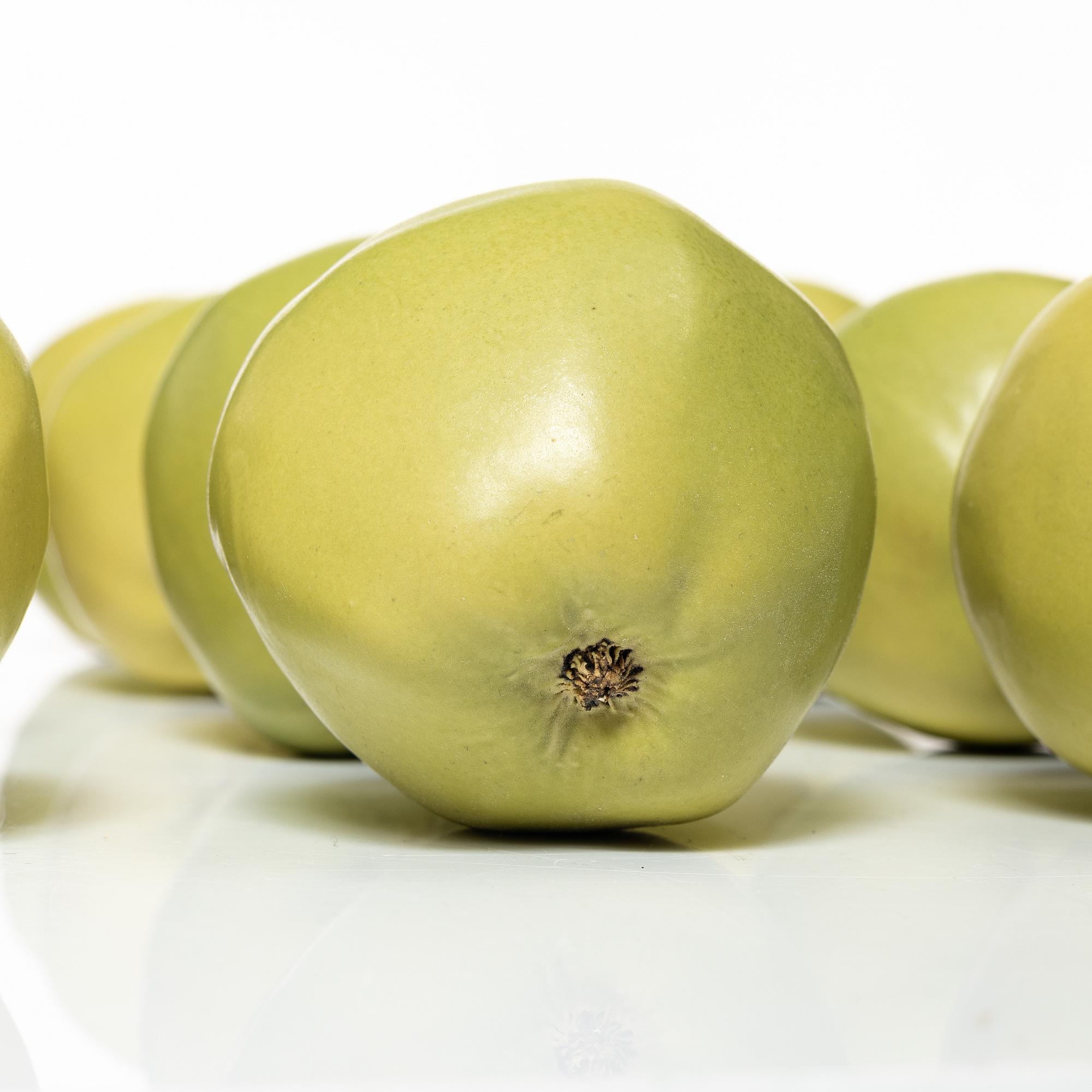 Ingrid Herrlin, korg med gröna äpplen, stengods.