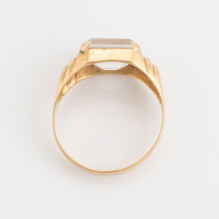 Ring 18K guld med vit syntetisk spinell.
