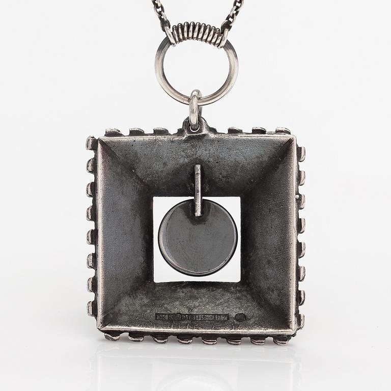 Pentti Sarpaneva, A silver necklace with a spectrolite, model 1413. Kalevala Koru, Helsinki 1968.