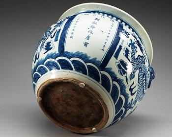 A blue and white fish basin, Qing dynasty.