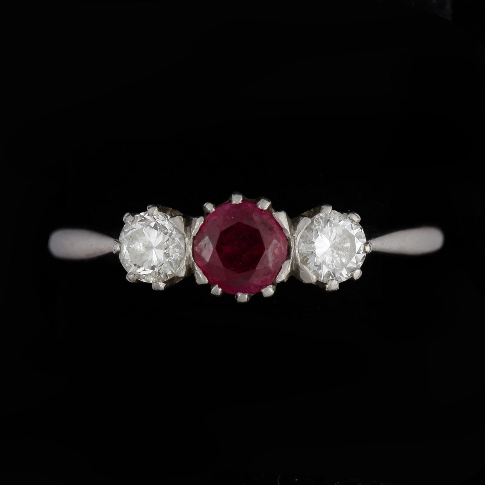 RING, platina med rubin och två diamanter totalt ca 0,3 ct. CG Hallberg, Stockholm 1964. Vikt ca 4 gram.