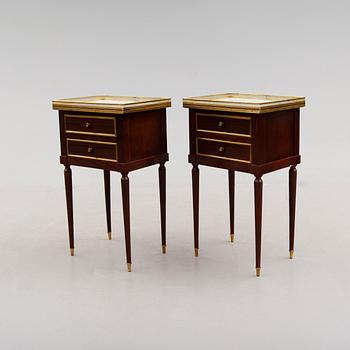 SÄNGBORD, 1 par, gustaviansk stil, 1900-talets andra hälft.