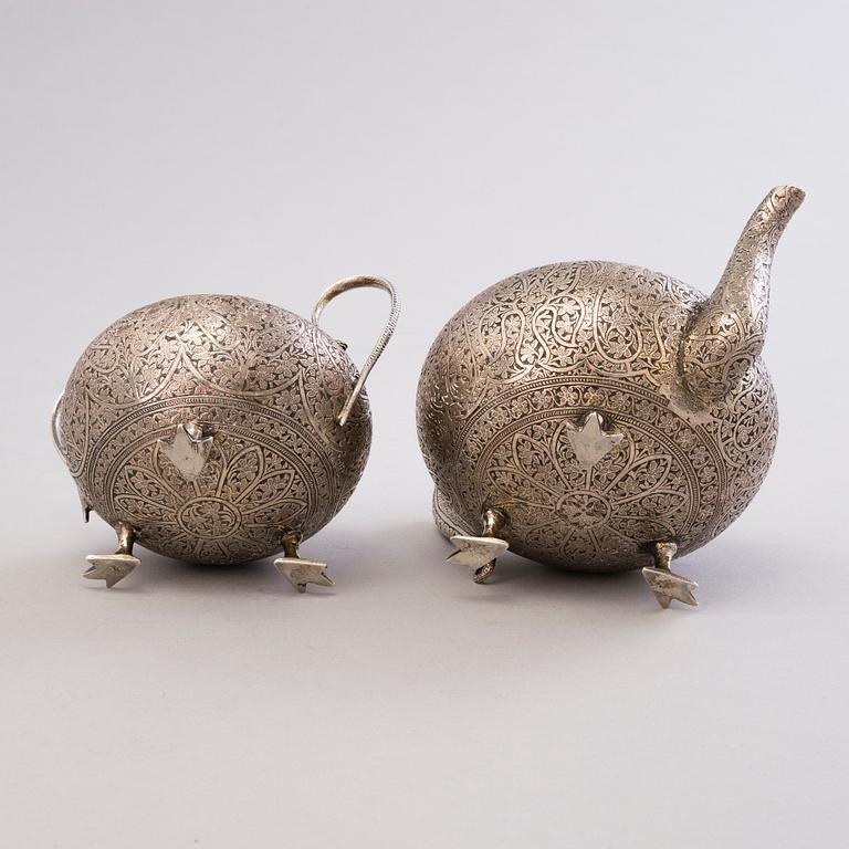 BRICKA med TEKANNA och SOCKERSKÅL, silver, finska kontrollstämplar Harry Bergman, Helsingfors 1964.