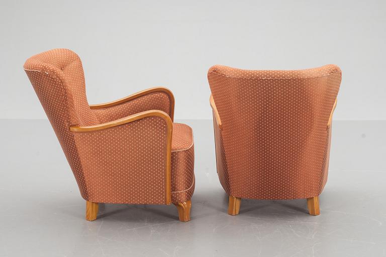 FÅTÖLJER, ett par. 1940-tal.