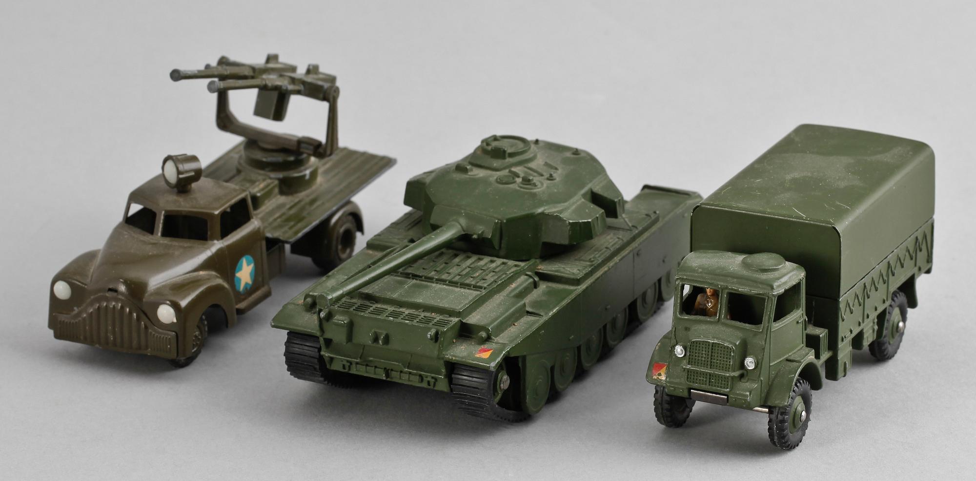 MILITÄRLEKSAKER, 3 st, Dinkytoys resp Tekno. 1950-tal.