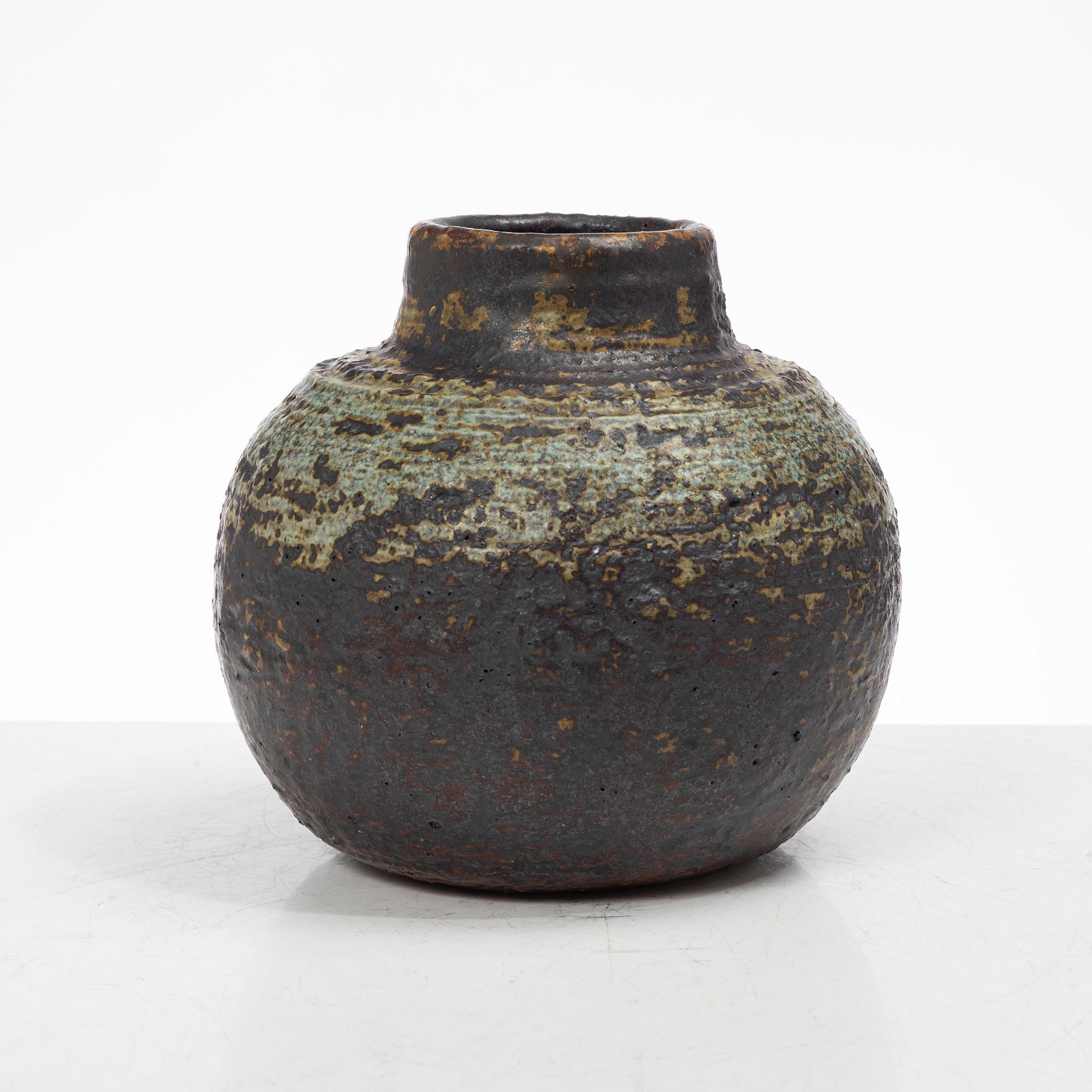 Annikki Hovisaari, a chamotte stoneware vase, Arabia, Finland 1960s.