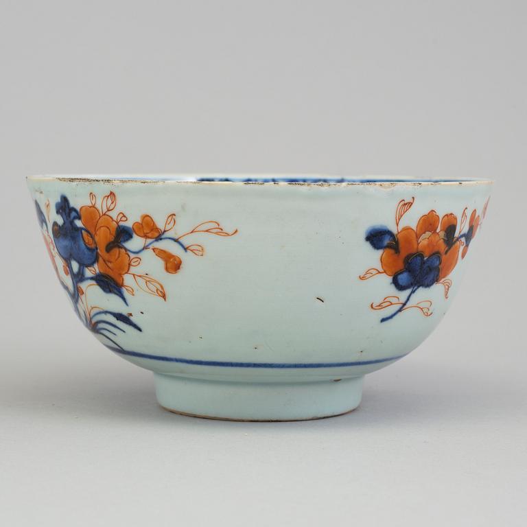 A chinese imari porcelain bowl, Qing dynasty, early 18th century.