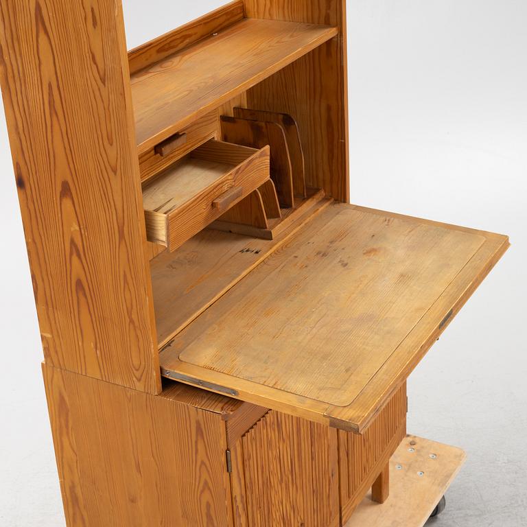 Göran Malmvall, hylla med skrivklaff och underskåp. 1900-talets andra hälft.