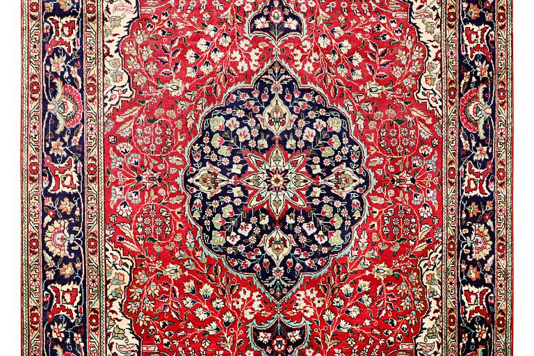 A Tabriz carpet, c. 300 x 202 cm.