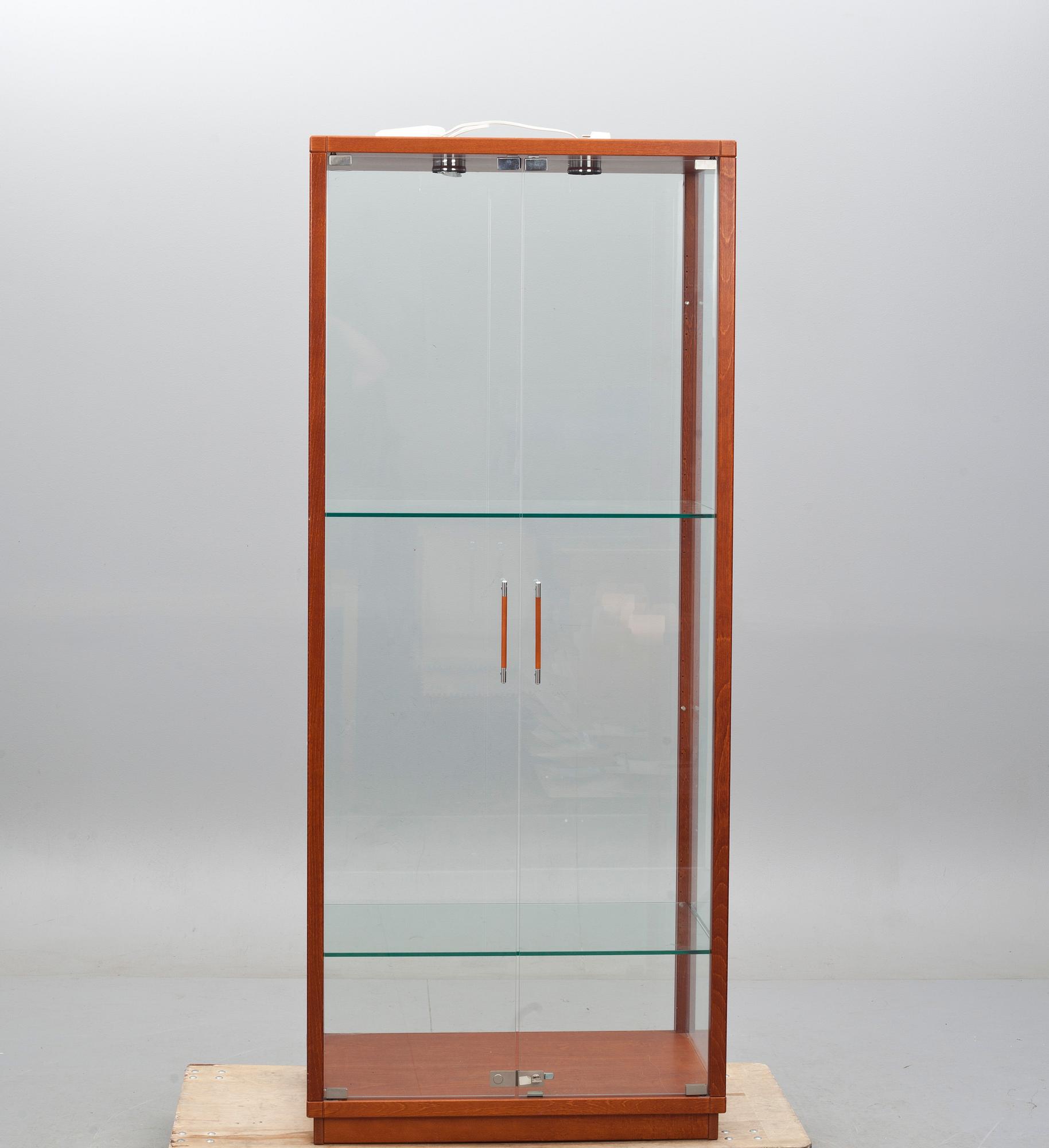 VITRINSKÅP, troligen Söborg möbler, Danmark. 1900-talets andra hälft.