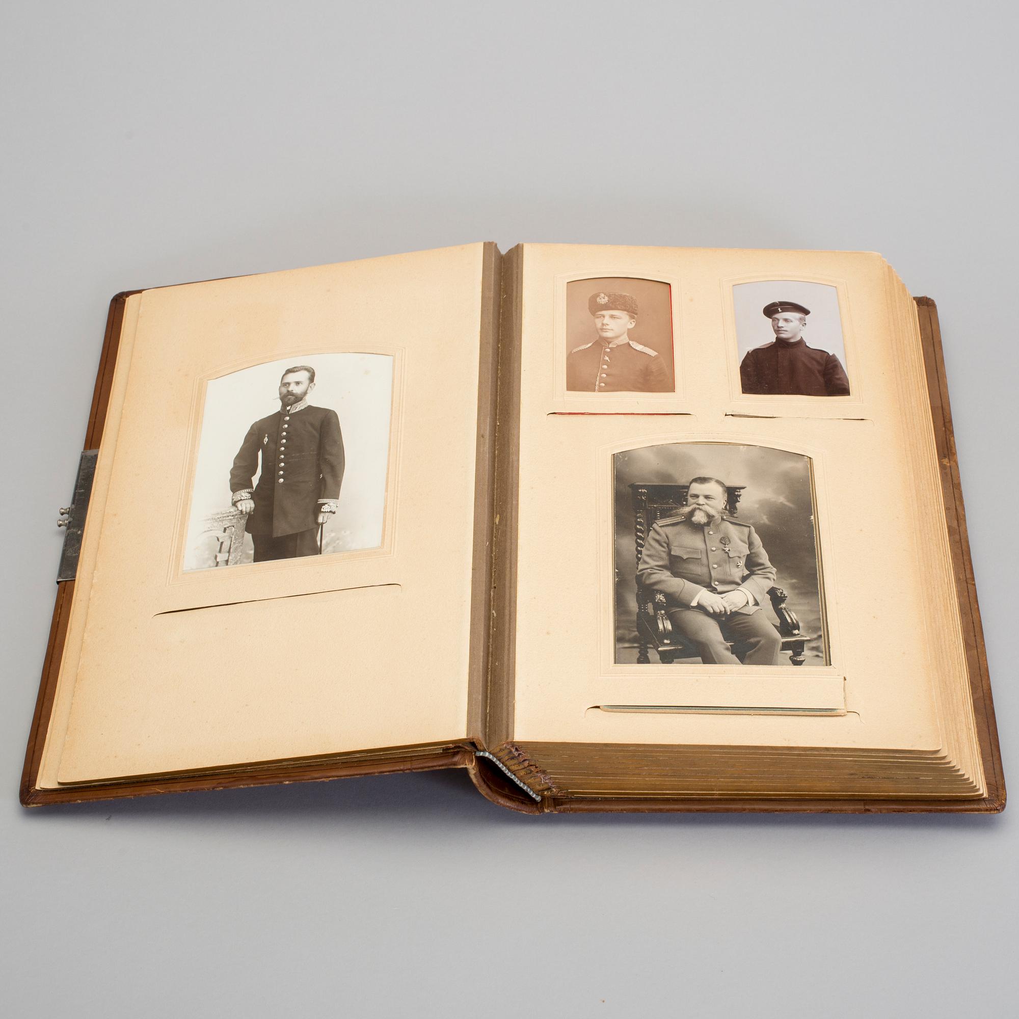 FOTOALBUM, innehållande 56 stycken fotografier, Ryssland, omkring år 1900.