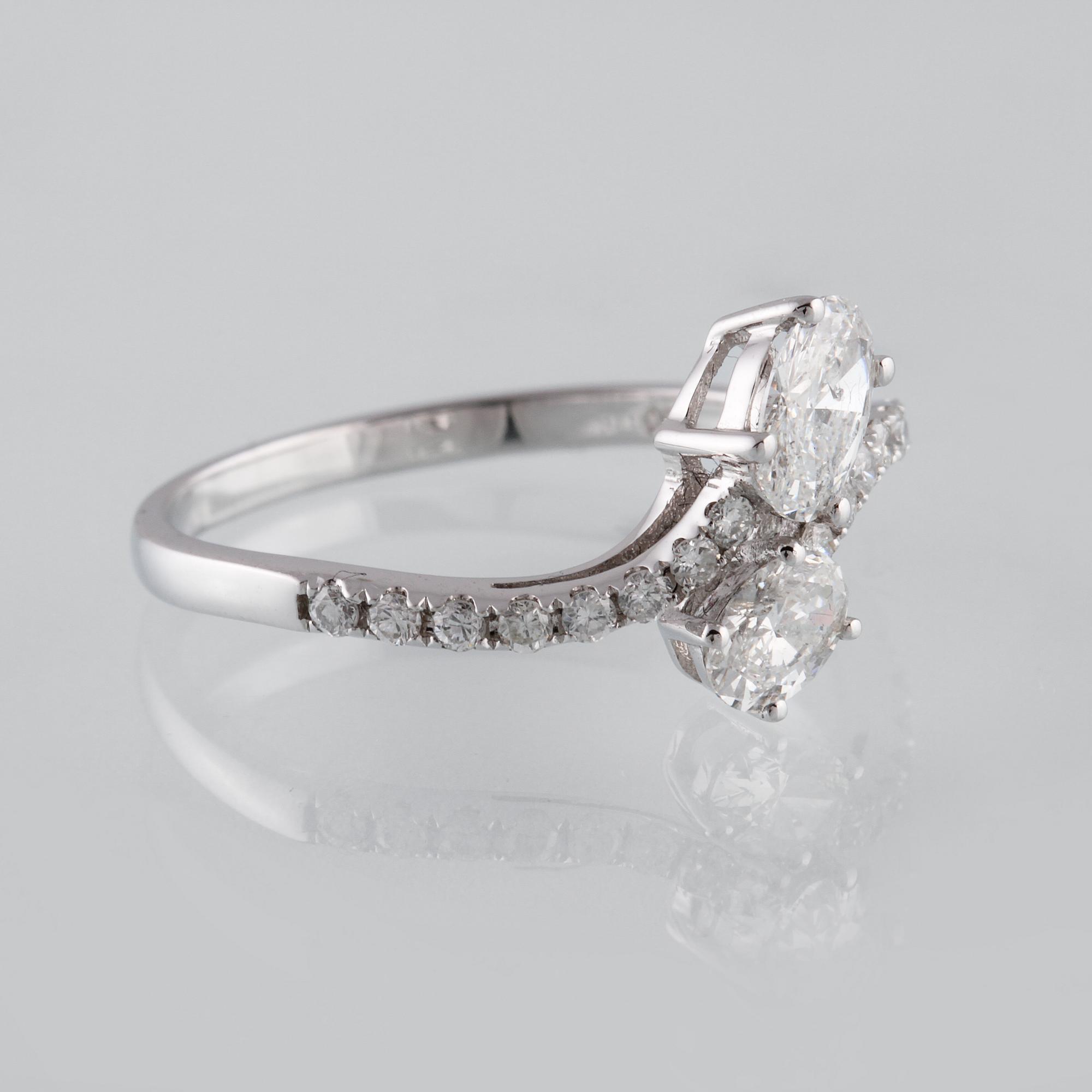 RING, 18K vitguld med 2 ovalslipade samt 16 briljantslipade diamanter ca 0.75 c. Vikt 2,0 gram.