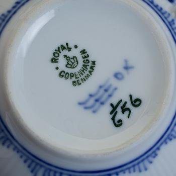 TESERVIS, 22 delar. Porslin. "Musselmalet", Royal Copenhagen.