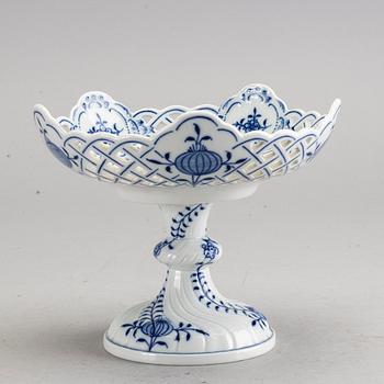 SERVISDELAR, 19 st, porslin, "Lökmönstret", Meissen, Tyskland,