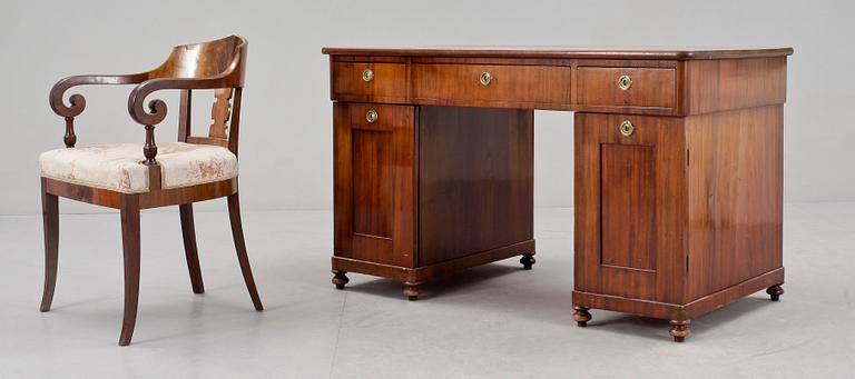 SKRIVBORD samt KARMSTOL, Karl-Johan-stil, 1900-tal.