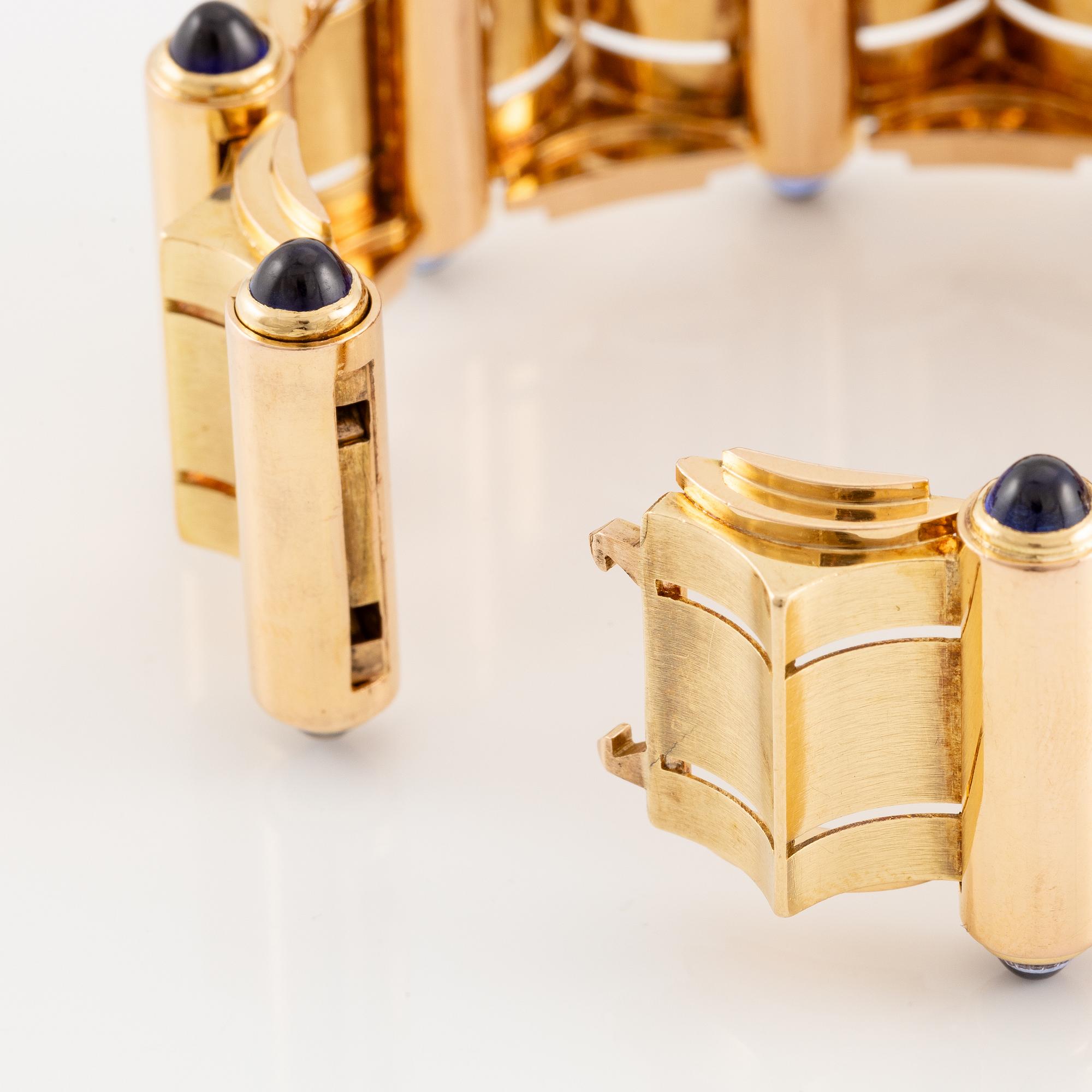 An 18K gold Retro bracelet.