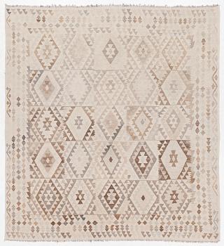 Matta, Kelim, ca 290 x 272 cm.