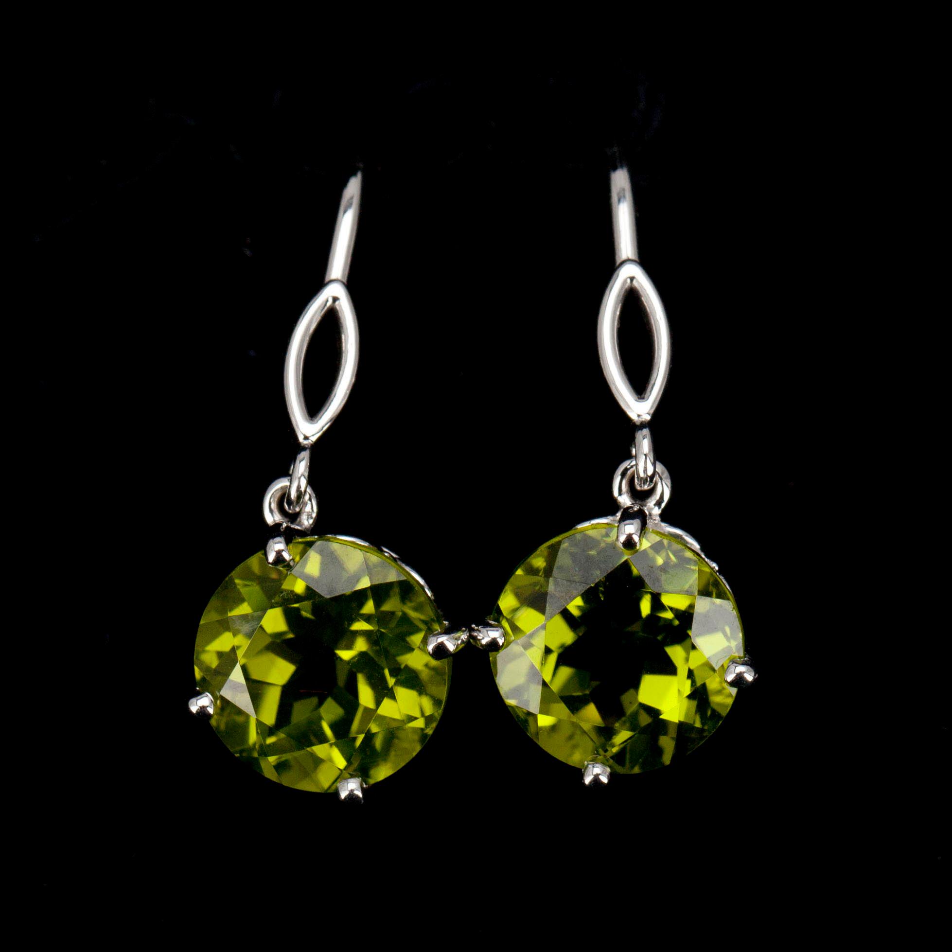 ÖRHÄNGEN, vitguld 14K, peridoter (Afganistan) 7,12 ct. Vikt 3,7 g.