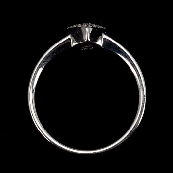 RING, 18K vitguld. 34 st. briljantslipade diamanter ca 0.34 ct. Italien sent 1900-tal. Vikt. 5,7 g.