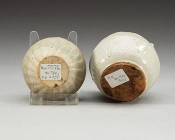 A set of two white glazed small urns, Yuan (1271-1368) and Ming dynasty (1368-1644).