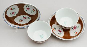 TESKÅLAR SAMT FAT, 1 par, porslin, Kina, 1700-/1800-tal.