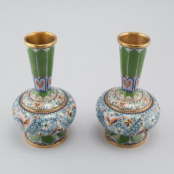 VASER, ett par, cloisonné, Kina, 1900-talets första hälft.