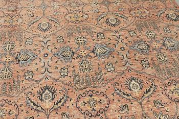 An Ushak carpet, c. 288 x 206 cm.