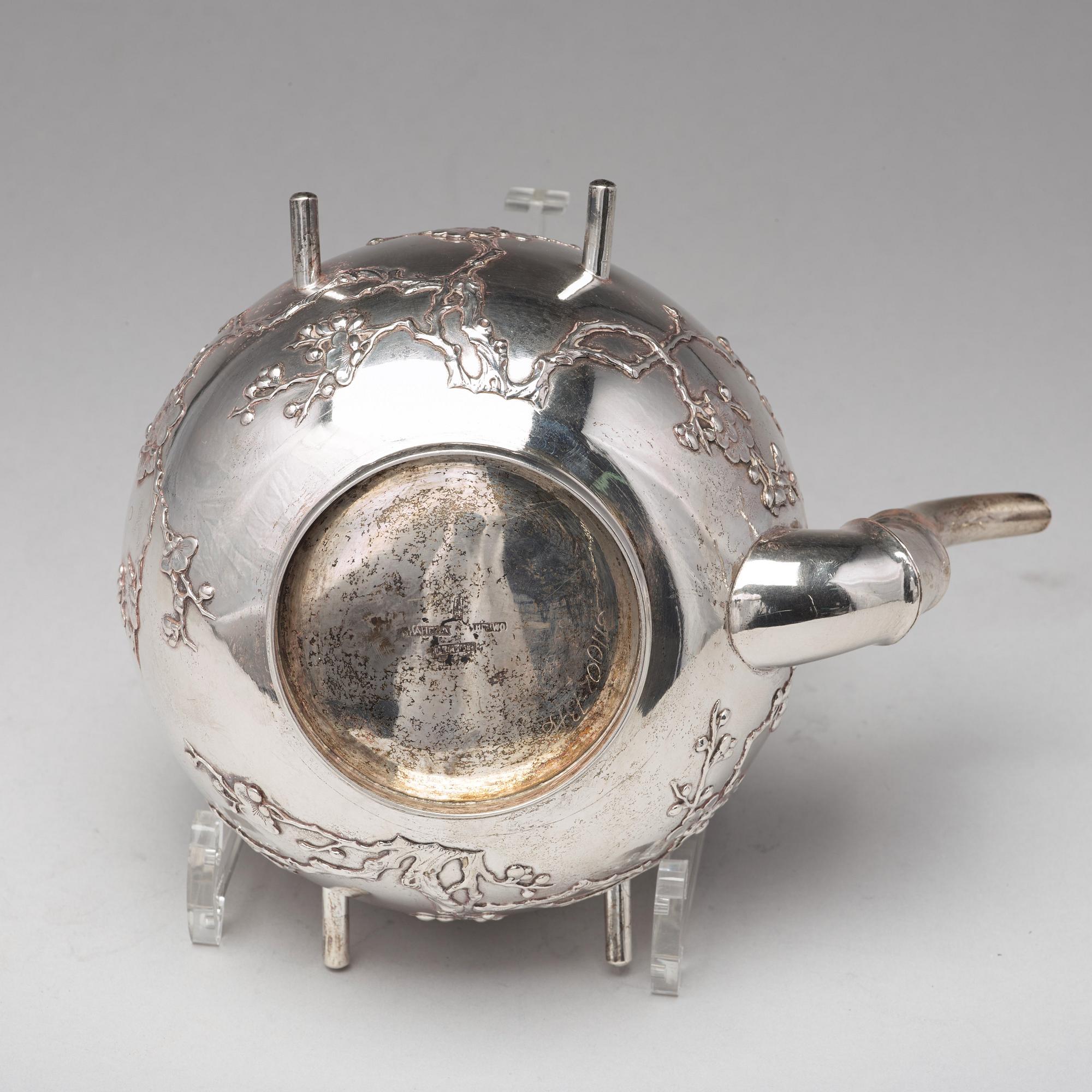 KANNA med LOCK på RECHAUD, silver. Luen Wo, Shanghai, omkring 1880-1925.