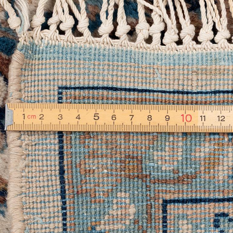 Carpet, approx. 290 x 180 cm.