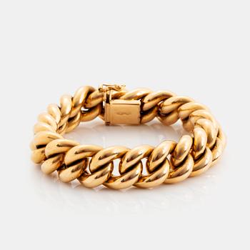 448. An 18K gold bracelet.