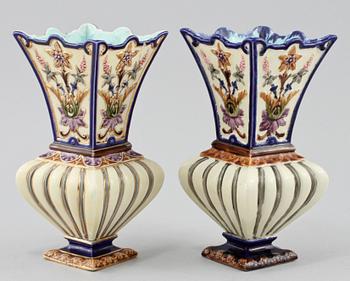VASER, ett par, majolika, Rörstrand, 1800-talets slut.