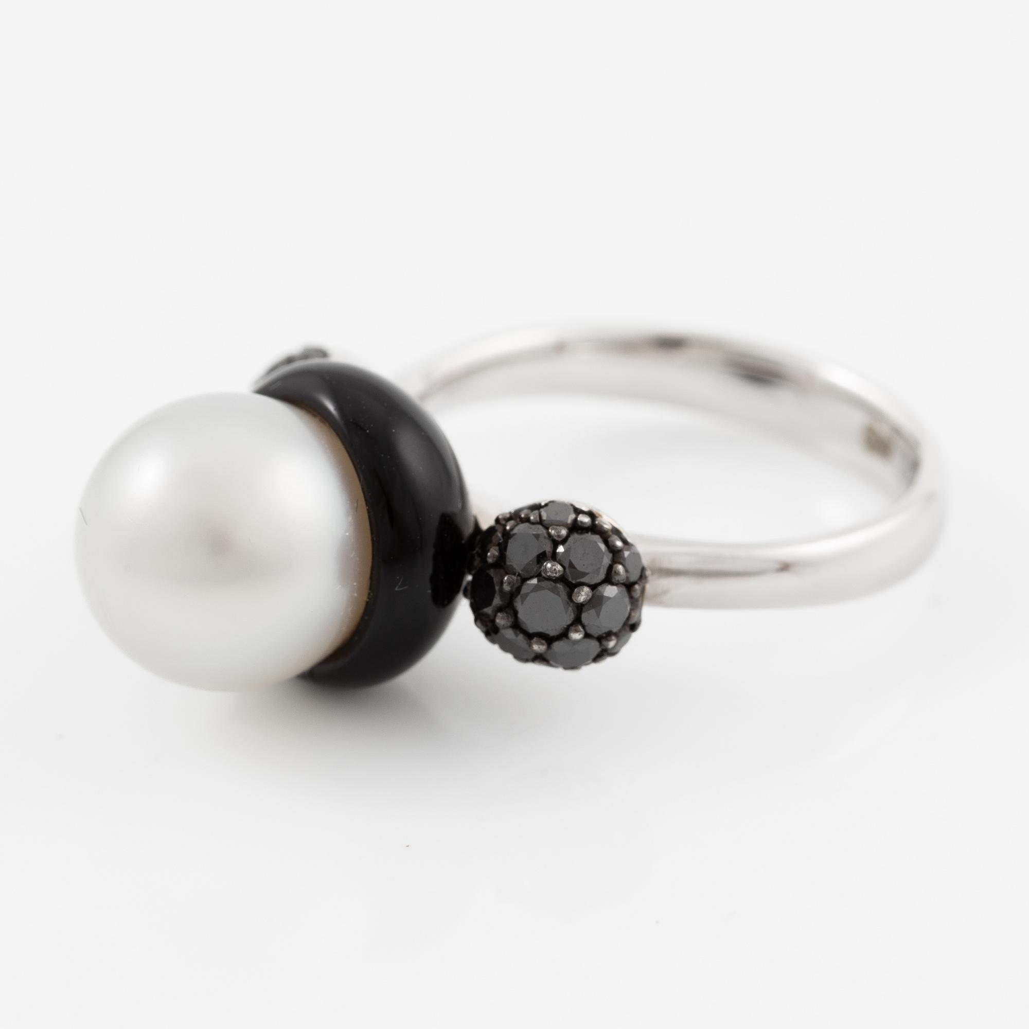 Ring 18K vitguld med en odlad Söderhavspärla och svarta diamanter och emalj, Autore.