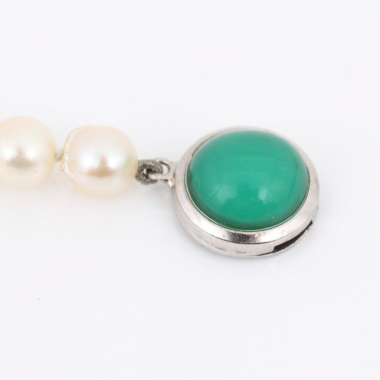 PÄRLCOLLIER, med silverlås och troligen färgad chalcedon.