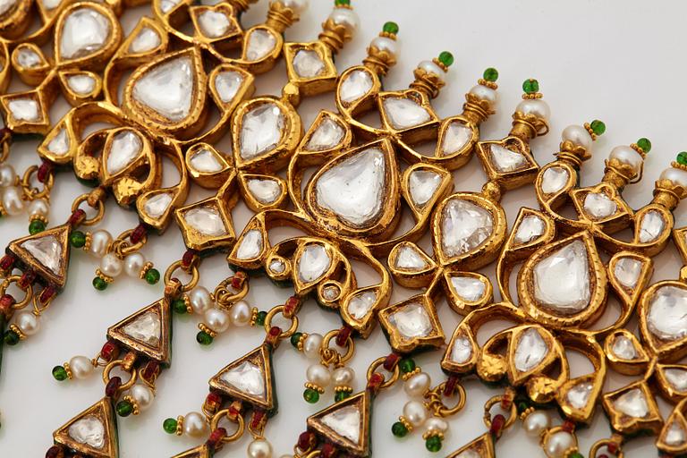 An Indian demi parure comprising a necklace and a pair of earrings.