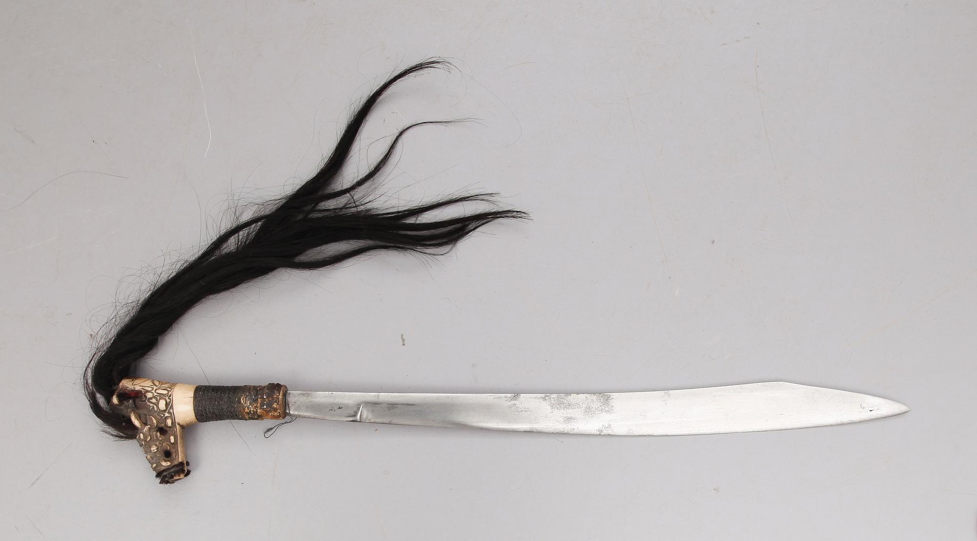 KNIV s k mandau SAMT KOGER, orientaliska 1900-tal.