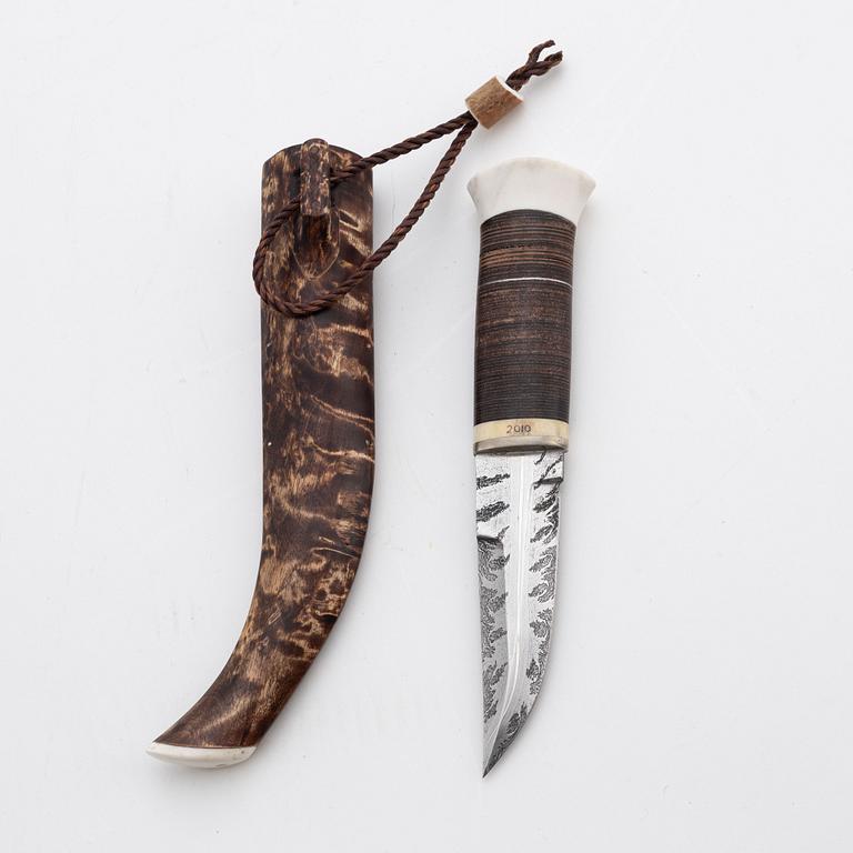 A reindeer horn and birch knife by Bertil Fällman, signed and dated 2010.