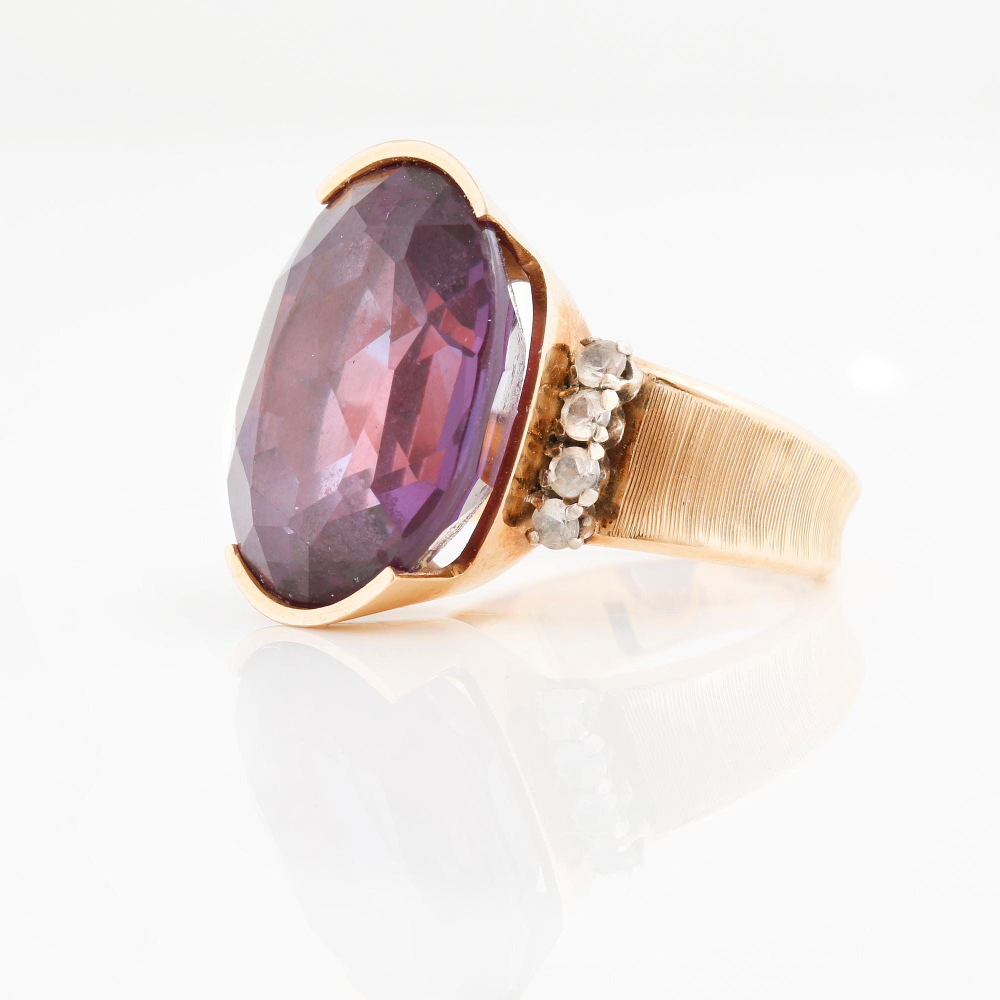 RING, med fasettslipad syntetisk lila safir och 8 fasettslipade vita stenar.