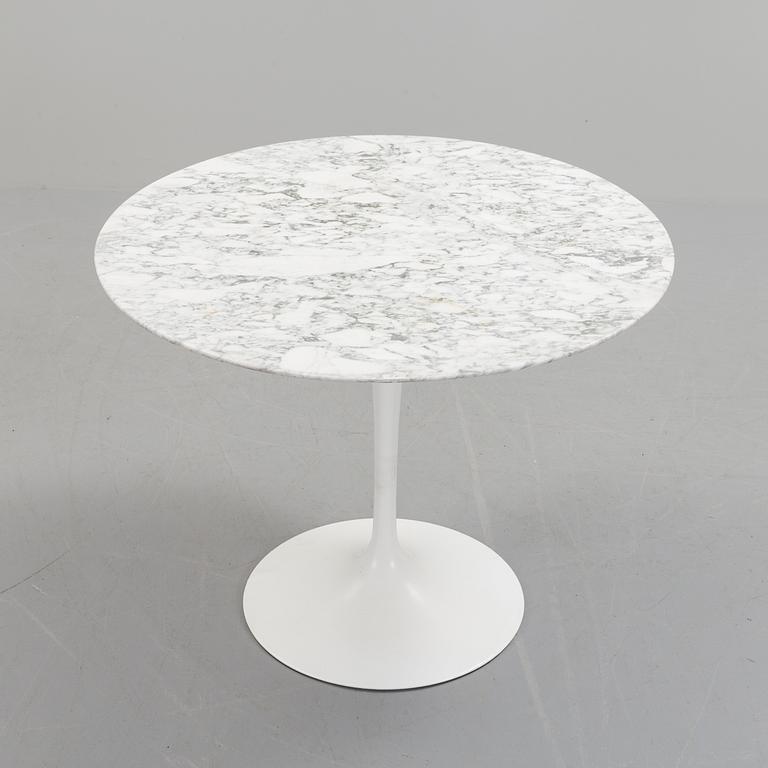 A "Tulip" table and four chairs by Eero Saarinen for Knoll International.
