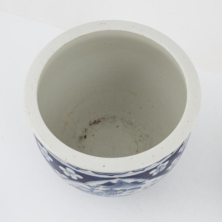 Ytterfoder samt 3 urnor, porslin, kina, 1900-tal.