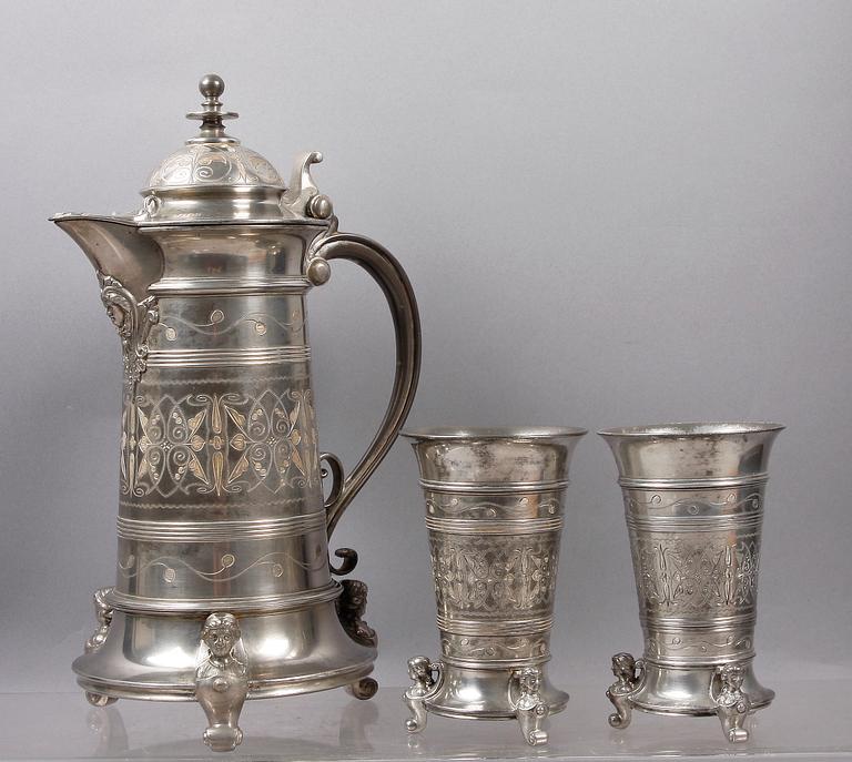 DRYCKESKANNA SAMT BÄGARE, 2 st, tenn, nyrenässans, Santessonska tenngjuteriet Stockholm, tidigt 1900-tal.