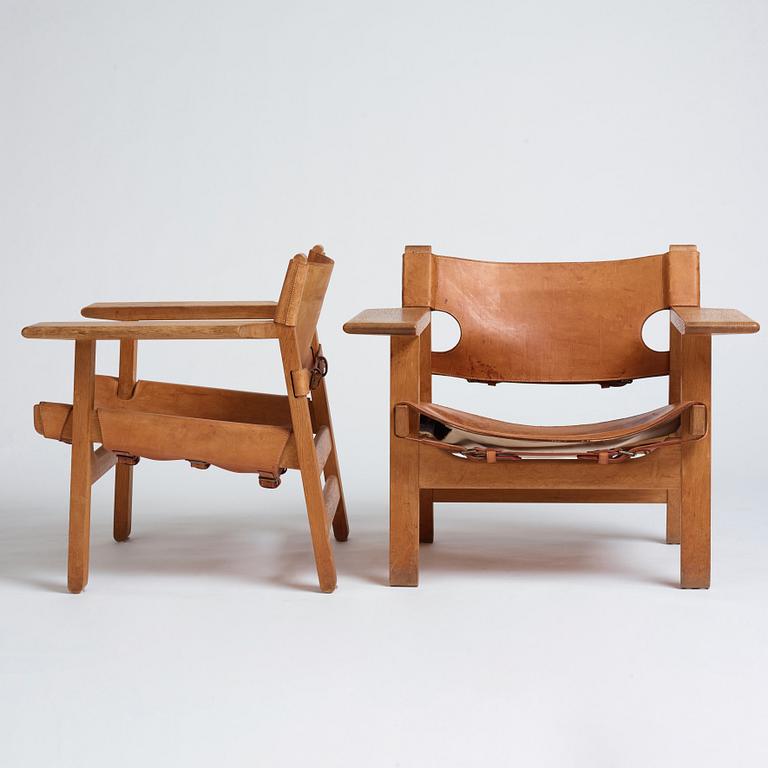 Børge Mogensen, a pair of oak and natural leather "Spanish Chair", model 226, Fredericia Stolefabrik, Denmark.