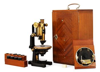 799. A Carl Zeiss microscope with accompaniment.