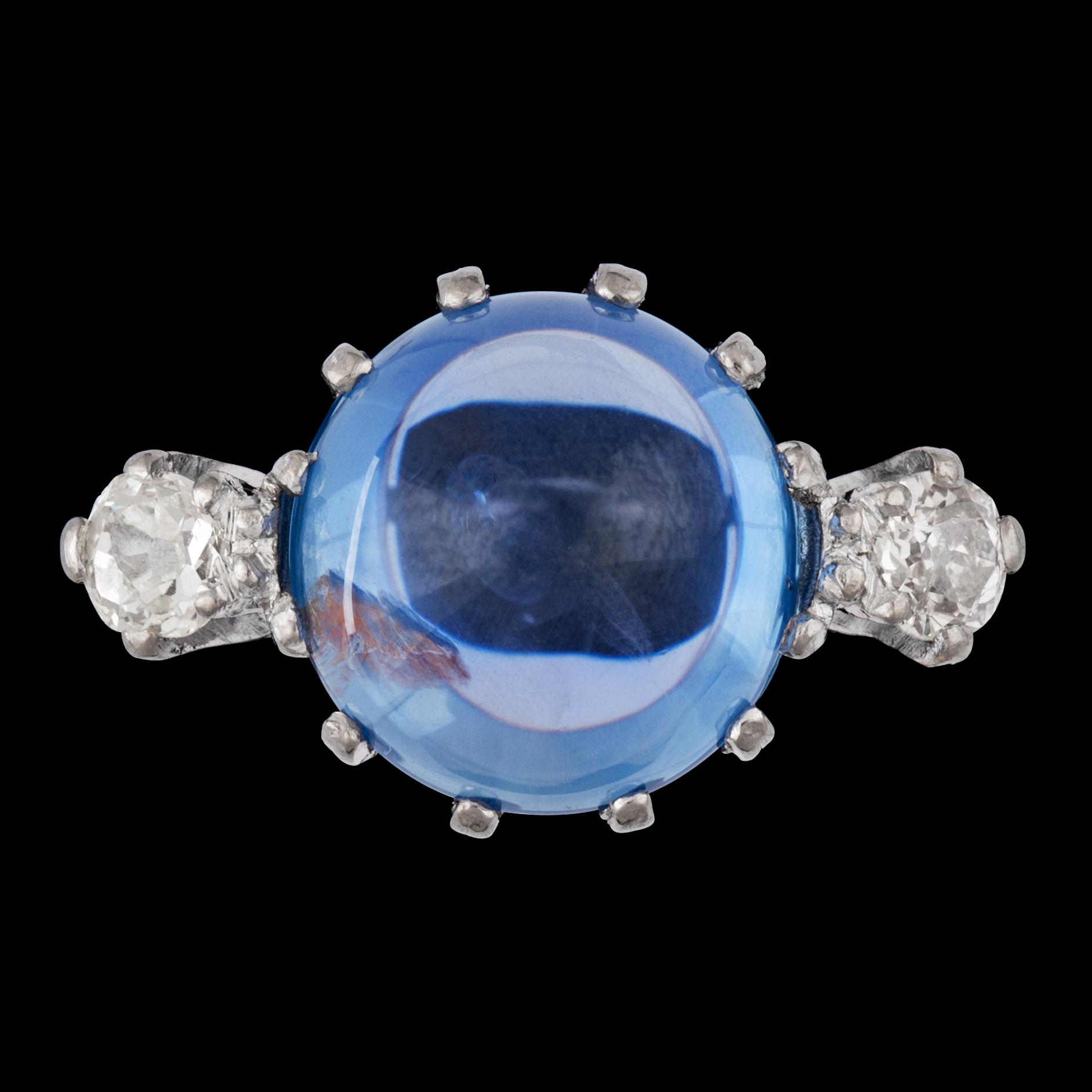 RING, cabochonslipad blå safir, 7.71 ct samt antikslipade diamanter, ca 0.35 ct.