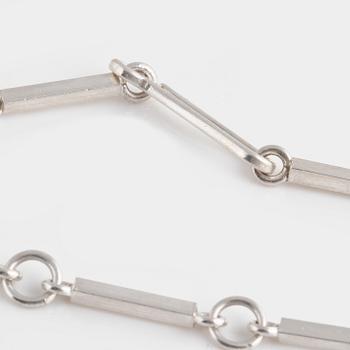 HALSSMYCKE, sterlingsilver med fasettslipad bergkristall, Wiwen Nilsson, Lund, 1942. Vikt 37,8 gram.