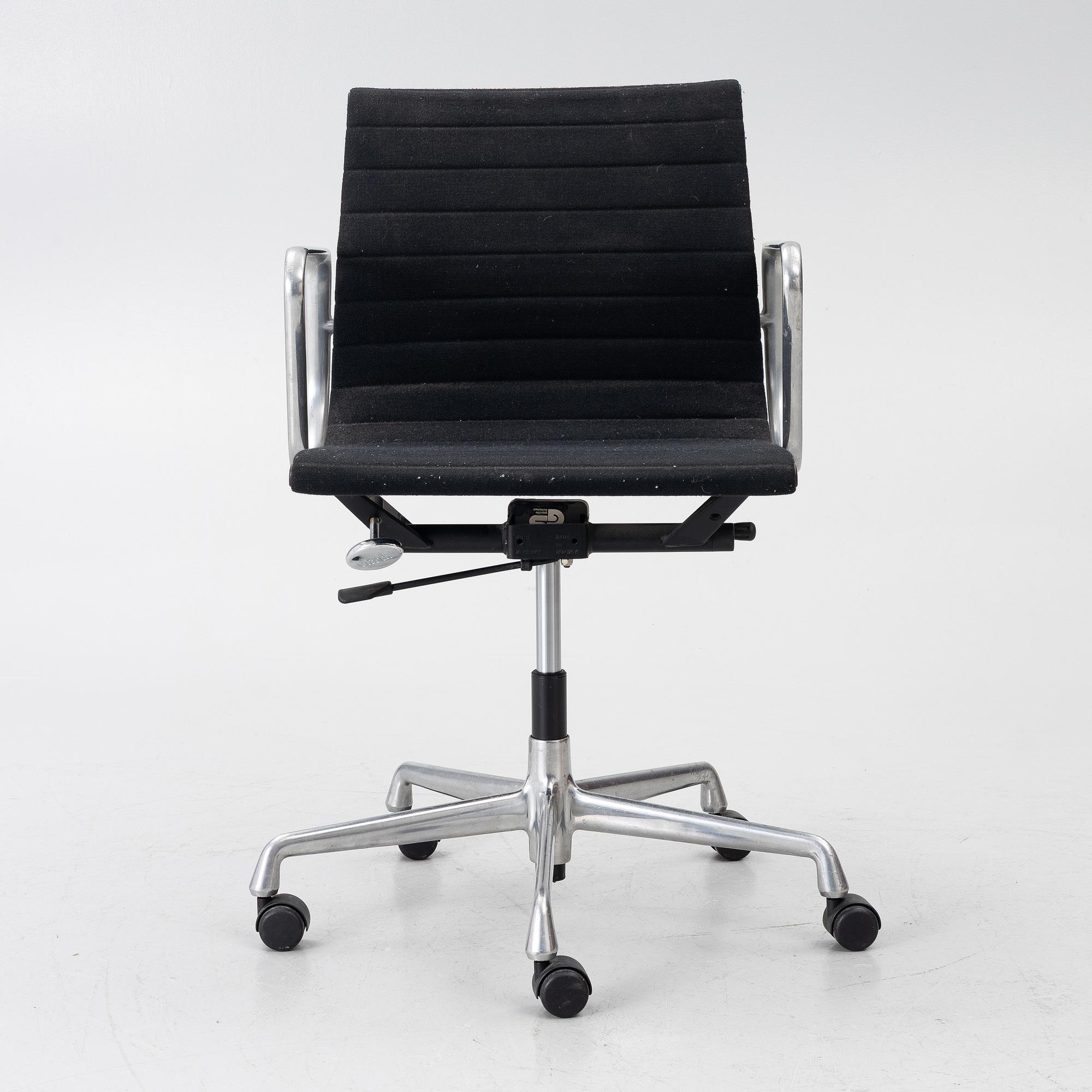 Charles & Ray Eames, Karmstol/kontorsstol, "EA108", Vitra.