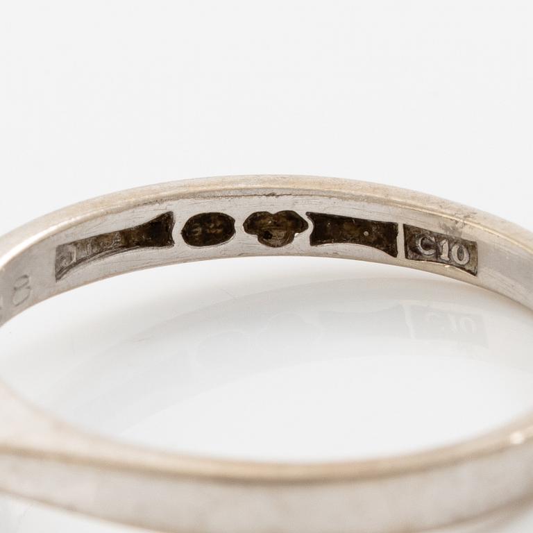 Ring 18K vitguld med en rund briljantslipad diamant.
