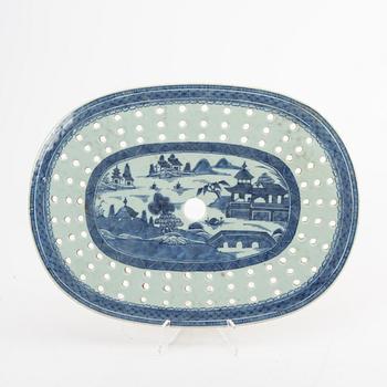 A Chinese blue and white porcelain strainer around 1800.