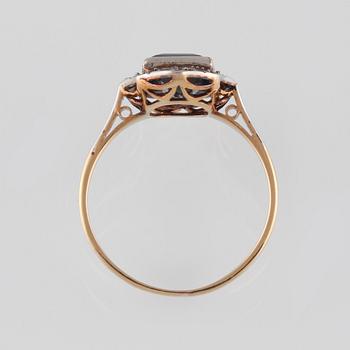 RING, 18K guld med 4 fasettslipade diamanter samt blå safir, importstämplad. Vikt 3,4 gram.
