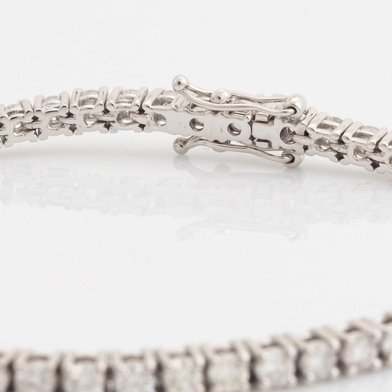Tennisarmband med briljantslipade diamanter totalt ca 3,72 ct, med report HRD.