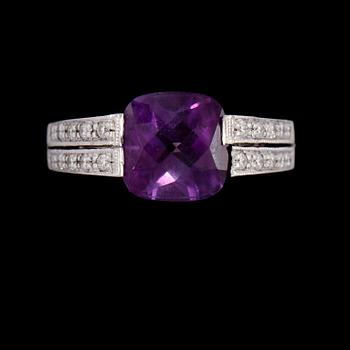 RING, 14k vitguld med checkerslipad ametist och 20 briljantslipade diamanter. Vikt 5 g.